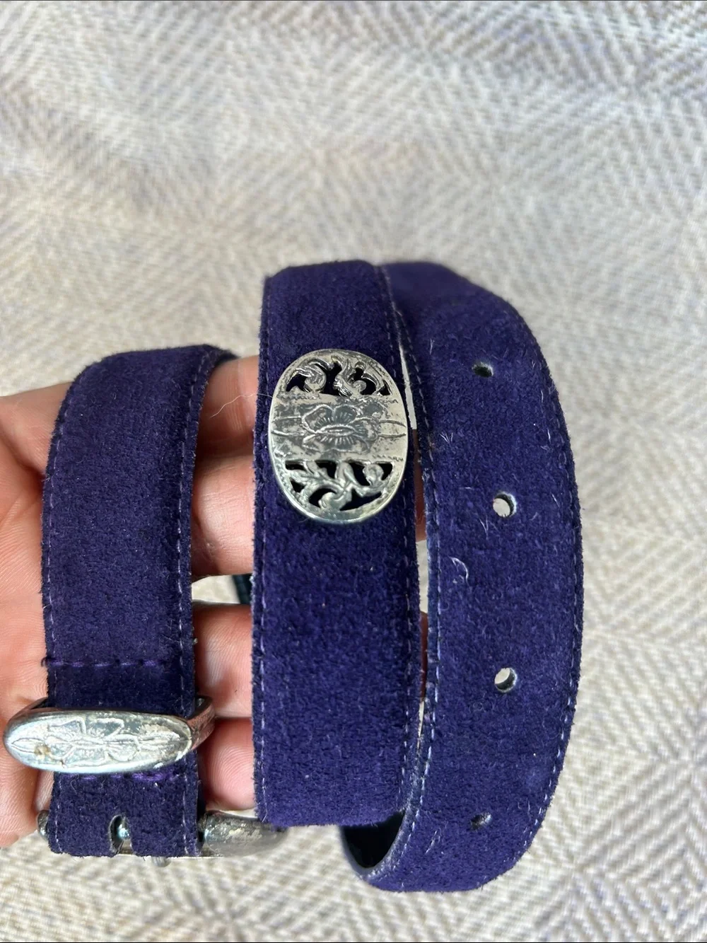 Women’s purple Suede Western Belt w/ Embossed Silver Buckle Sz 28 Made in Italy